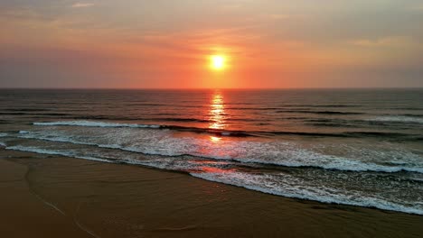 Fesselnder-Sonnenuntergang-über-Den-Ruhigen-Wellen-Des-Ozeans:-Ein-Ruhiges-Schauspiel-Aus-Warmen-Farbtönen-Und-Sanften-Gezeiten