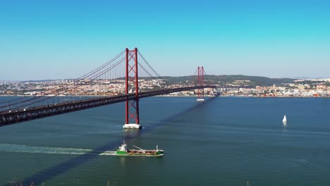 Puente-Colgante-25-De-Abril-Con-El-Horizonte-De-Lisboa,-Capital-Moderna-De-Portugal