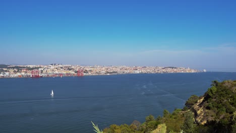 Wunderschöner-Blick-Auf-Lissabon-Und-Die-Verschiedenen-Bezirke-über-Den-Fluss-Tejo-Aus-Der-Ferne-In-Portugal