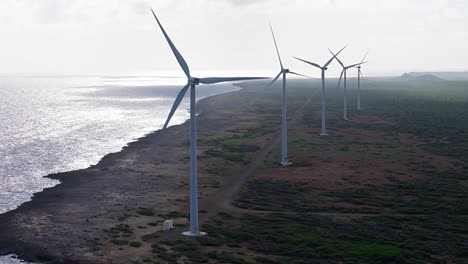 Panorama-Luftbild-Mit-Blick-Auf-Windmühlenturbinen-Im-Windpark-Auf-Curaçao