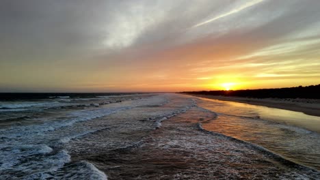 Pracht-Des-Sonnenuntergangs:-Feuriger-Horizont-über-Sanften-Meereswellen,-Ein-Meisterwerk-Aus-Wärme-Und-Bewegung