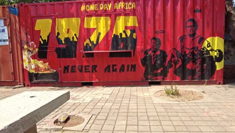 Der-Soweto-Aufstand-Am-16.-Juni-1976,-Der-Kampf-Gegen-Das-Apartheidregime-In-Südafrika,-Dargestellt-In-Einem-Kunstwerk-Auf-Einem-Seecontainer-In-Soweto