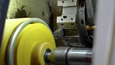Automatic-metal-turning-and-leveling-machine-while-trimming-a-metal-mold