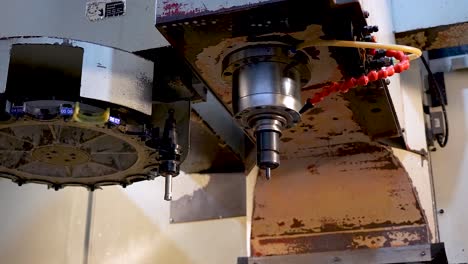CNC-automatic-metal-turning-and-leveling-machine,-while-changing-blades-automatically
