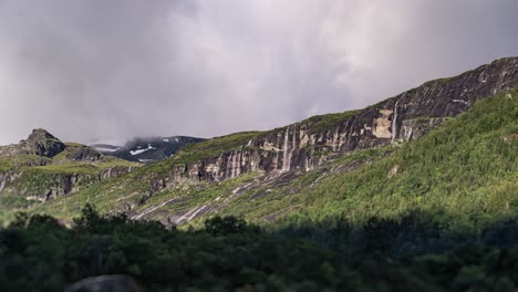 Weiße-Wolken-Wirbeln-über-Den-Schneebedeckten-Bergen-Des-Hardangerfjords-In-Norwegen
