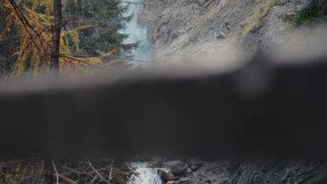 Wasserfall-In-Den-Bergen,-Handgehalten-Gefilmt