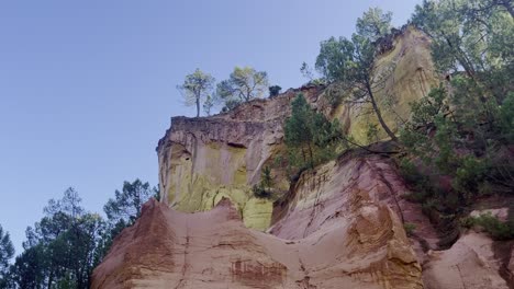 Schwenk-Durch-Ockerfarbene-Felsen-In-Einem-Naturschutzgebiet-In-Frankreich,-Aufregende-Felsen