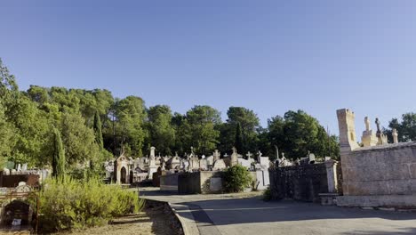 Antiguo-Cementerio-Con-Grandes-Lápidas-Bajo-El-Sol.