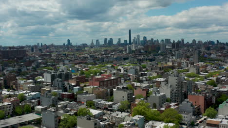 Diese-Drohnenaufnahme-Erhebt-Sich-über-Brooklyn-Und-Bietet-Eine-Atemberaubende-Luftperspektive-Des-Viertels-Und-Der-Fernen-Skyline-Von-New-York-City