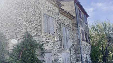 Altes-Steinhaus-Mit-Holzfenstern-In-Frankreich-Bei-Gutem-Wetter