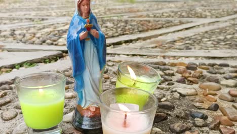 Drei-Kerzen-Und-Eine-Statue-Der-Jungfrau-Maria