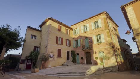 Altes-Schönes-Haus-In-Frankreich-In-Der-Abendsonne-Mit-Schönen-Alten-Fenstern-In-Einem-Historischen-Dorf