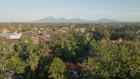 Dichte-Palmen-Und-Kulturstadt-Ubud-Bei-Sonnenaufgang-Auf-Bali,-Indonesien