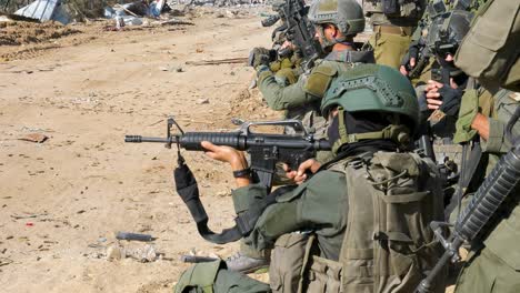 Ein-Israelischer-Golani-Soldat-Feuert-In-Gaza-Ein-M16-Gewehr-Ab,-Um-Schießübungen-Zu-Machen