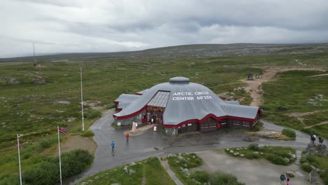 Menschen-Besuchen-Das-Polarkreiszentrum-In-Storforshei,-Norwegen-–-Luftaufnahme