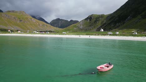 Boot-Schwimmt-Im-Arktischen-Meer-Am-Strand-Von-Haukland,-Lofoten,-Norwegen