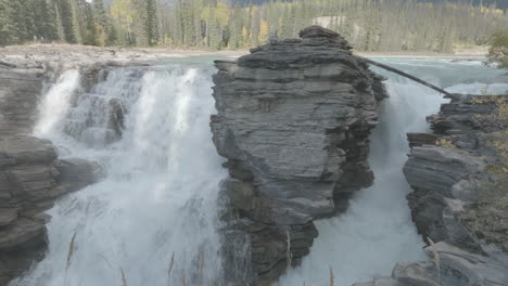 Atemberaubender-Wasserfall,-Der-Durch-Eine-Felsige-Landschaft-In-Einer-Natürlichen-Waldumgebung-Stürzt