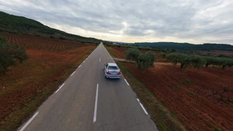 FPV-Antenne-Eines-Autos,-Das-In-Spanien-Eine-Gerade-Straße-Entlang-Rast