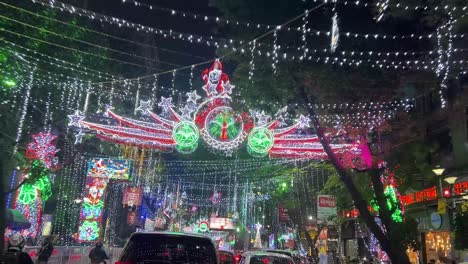 Celebración-Nocturna-De-Navidad-Y-Año-Nuevo-Decorada-Con-Luces-En-La-Zona-De-Park-Street-En-Kolkata,-India.