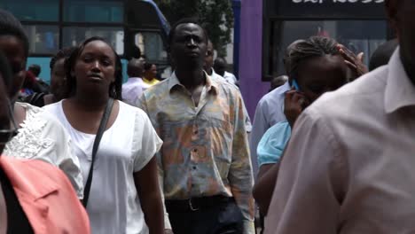Multitudes-Densas-Cruzando-La-Calle-En-El-Centro-De-Nairobi.