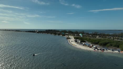 Kitesurfer-In-Der-Nähe-Von-St.-Petersburg,-Florida,-Luftaufnahme