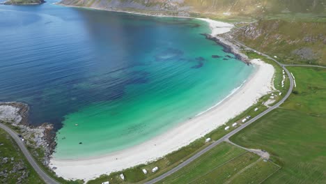 Lofoten-Inseln-Vik-Und-Haukland-Strand-Im-Sommer-In-Norwegen---4K-Luftaufnahme-Nach-Oben-Geneigt