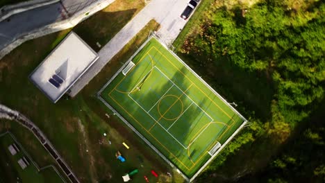 Drohnenaufnahme-Aus-Der-Vogelperspektive,-Die-Im-Sommersonnenschein-Den-Fußballplatz-Umkreist