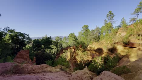 Paisaje-Natural-De-Francia-A-La-Luz-Del-Atardecer-Con-Rocas-Ocres-Y-Un-Amplio-Paisaje