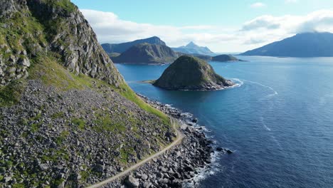 Natur-Und-Küste-Der-Lofoten-Inseln-In-Der-Nähe-Des-Strandes-Von-Uttakleiv-In-Norwegen---4K-Luftaufnahme