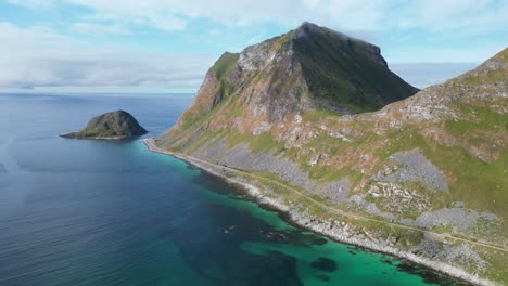 Steile-Bergküste-Der-Lofoten-Inseln-In-Der-Nähe-Des-Haukland-Strandes---4K-Luftaufnahme