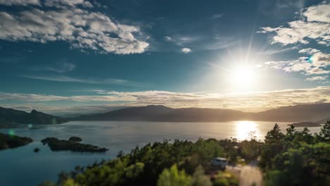 Ein-Wunderschöner-Sonnenuntergang-über-Dem-Hardangerfjord