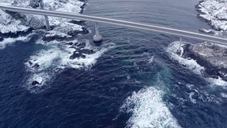 Luftaufnahme-Einer-Djupfjordbrua-Brücke,-Die-Sich-über-Einen-Dunklen,-Turbulenten-Ozeanwasserkörper-Erstreckt