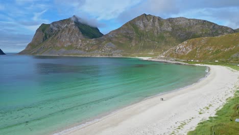 La-Gente-Camina-En-La-Playa-De-Haukland-En-Verano-En-Las-Islas-Lofoten,-Noruega---Antena-4k-Dando-Vueltas