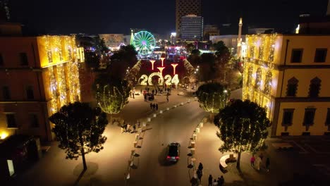Tirana,-Straßen,-Die-Für-Die-Neujahrsfeierlichkeiten-Mit-Bunten-Lichtern-Beleuchtet-Sind,-Voller-Menschen,-Die-Im-Herzen-Der-Albanischen-Hauptstadt-Feiern