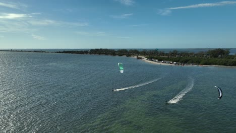 Kitesurfer-In-St.-Petersburg,-Florida,-Drohnenansicht