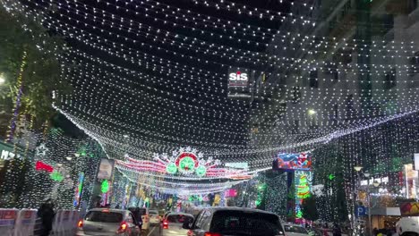 Nachtansicht-Von-Heiligabend-In-Kalkutta,-Gefeiert-Im-Parkstraßenbereich-Mit-Mehrfarbigem-Licht,-Das-Die-Stadt-Schmückt