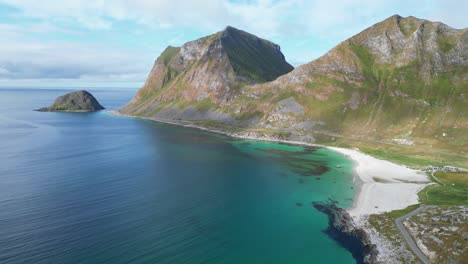Lofoten-Inseln-Haukland-Strand-Im-Sommer-In-Norwegen---4K-Luftaufnahme