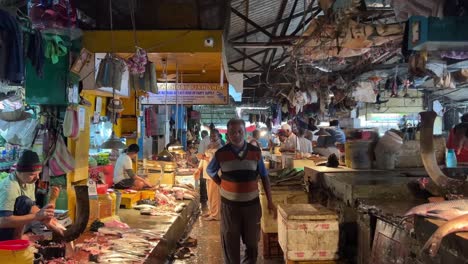 Nachtansicht-Des-Jadu-Babu-Fischmarktes-In-Bhowanipore-In-Kalkutta