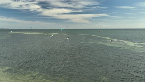 Vista-Panorámica-Por-Drones-De-Kitesurfistas-En-San-Petersburgo,-Florida.