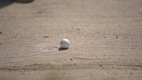 Nahaufnahme-Eines-Golfspielers,-Der-Den-Ball-Auf-Einem-Sandplatz-Schlägt