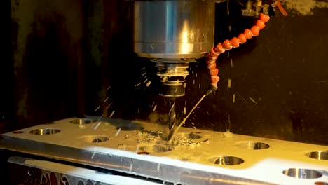 Automatische-CNC-Metalldreh--Und-Nivellierungsmaschine-Beim-Bohren-Von-Metall