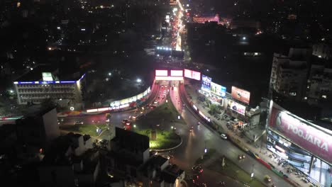 Luftdrohnenansicht-Rajkot-Ansicht-Viele-Fahrzeuge-Fahren-Unter-Der-Brücke-Hindurch-Und-Große-Gebäude-Sind-Sichtbar