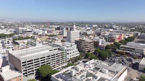 Drones-Levantando-Edificios-Del-Centro-De-Santa-Mónica-En-Un-Día-Claro,-Estados-Unidos-4k