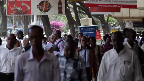 Crowds-walking-in-downtown-Nairobi,-Kenya