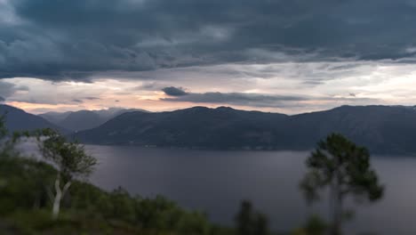 Dunkle-Stürmische-Wolken-über-Dem-Hardangerfjord