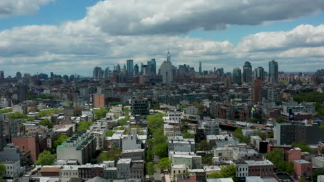 Eine-Faszinierende-Drohnenaufnahme-Senkt-Sich-Allmählich-über-Brooklyn-Und-Gibt-Einen-Faszinierenden-Blick-Auf-Die-Atemberaubende-Skyline-Von-New-York-Frei