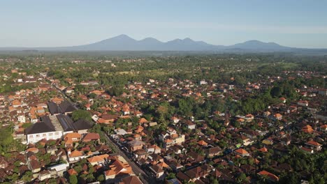 Plano-General-Del-Centro-De-Ubud-Con-Casas-Tradicionales-Balinesas-Y-Volcanes-Al-Fondo,-Bali,-Indonesia