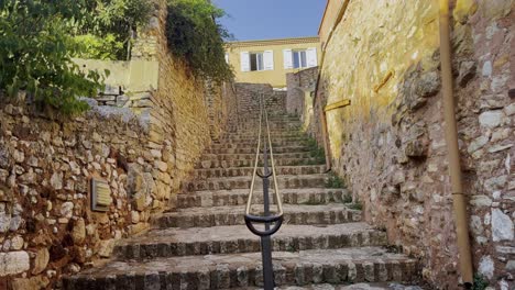 Hermosas-Escaleras-De-Piedra-Antiguas-En-Un-Pequeño-Pueblo-Histórico-En-Francia-Bajo-El-Sol