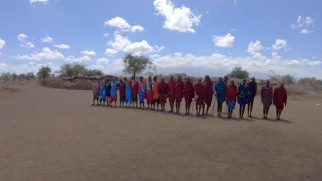 Menschen-Des-Afrikanischen-Stammes-Masai-Führen-Rituelle-Tänze-Im-Traditionellen-Dorf-Auf