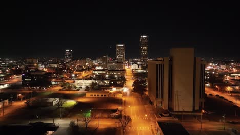 Little-Rock,-Skyline-Der-Innenstadt-Von-Arkansas-Bei-Nacht-Mit-Drohnenvideo,-Das-Sich-Nach-Oben-Bewegt